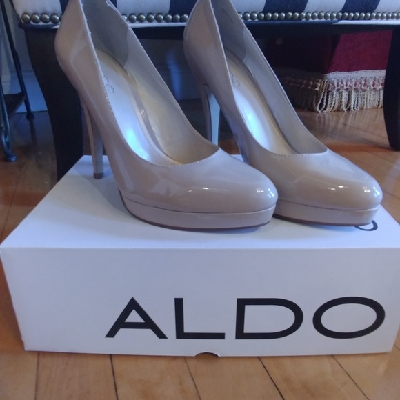 Classic nude patent leather pumps - Picture 2 of 3